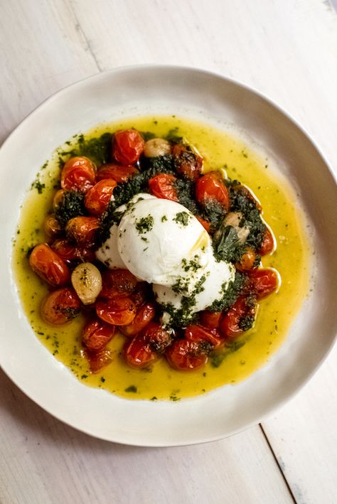 Roasted Tomatoes with Basil Oil and Burrata - The Little Ferraro Kitchen Tomatoes With Basil, Burrata Recipe, Sommer Mad, Slow Roasted Tomatoes, Basil Oil, Roasted Cherry Tomatoes, Roasted Tomatoes, Yummy Yummy, Clean Eating Snacks