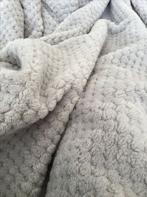 Sherpa Blanket Aesthetic, Cozy Blankets Winter, Grey Blanket Aesthetic, Fluffy Blanket Aesthetic, Christmas Blanket Pattern, Blankets Aesthetic, Crochet Christmas Blanket, Animal Crossing Cats, Coral Bedding