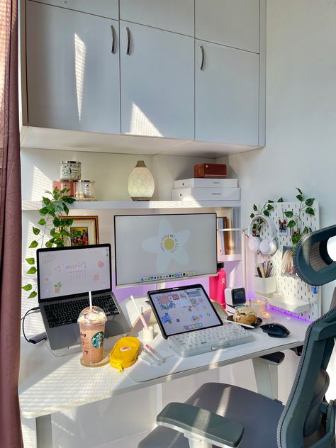 Work Set Up Aesthetic, Standing Desk Aesthetic White, Aesthetic Workspace Home Office, Mac Desk Setup Aesthetic, Desktop Set Up, Networking Aesthetic, Desk Organisation, Desk Aesthetic, Study Desk Decor