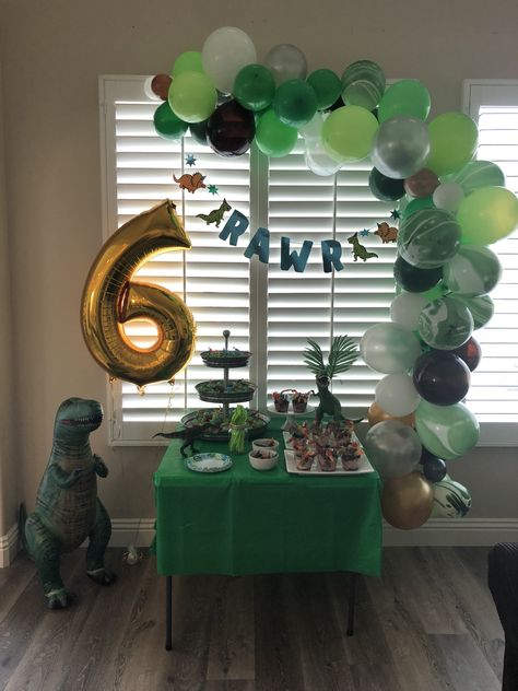 Dinosaur Party! Rawr! Balloon Backdrop Dino Theme, Dinosaur Themed Birthday Party, Simple Birthday Decorations, Simple Birthday, Dino Birthday, 2 Birthday, Dinosaur Decor, Dino Party, Balloon Backdrop