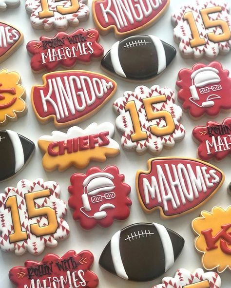 Chiefs Snacks, Football Themed Food, Royal Icing Cookies Recipe, Designer Cookies, Football Banquet, Football Cookies, Cookie Decorating Party, Chocolate Wedding Favors, Decorating Cookies