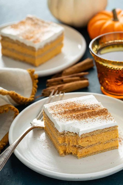 If you love easy fall desserts, look no further than this Pumpkin Eclair Cake! Layers of cinnamon graham crackers layered with a creamy pumpkin filling and topped with whipped topping – this no-bake icebox cake is as easy as can be! Pumpkin Pie Squares, Cinnamon Graham Crackers, Pie Squares, Fall Eats, Pumpkin Filling, Slow Cooker Apple Butter, Eclair Cake, Pumpkin Recipes Easy, Easy Pumpkin Pie