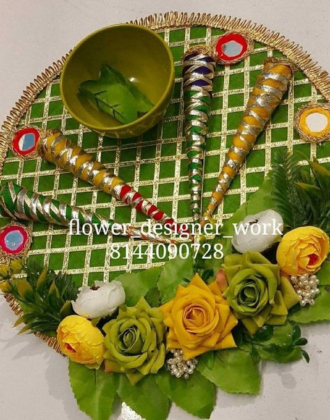 Haldi Mehandi Platter, Mehandi Thaal Ideas, Mahendi Tray Decoration Ideas, Haldi Mehndi Plate Decoration, Haldi Platter Decoration Ideas At Home, Mehandi Platter Ideas, Teej Sinjara Decoration, Mehendi Platter Decoration, Haldi Plate Decoration Ideas At Home