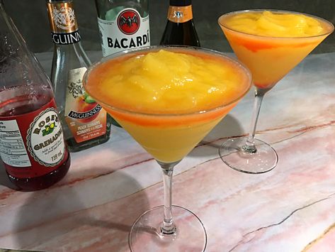 Peach Belinni Recipes, Cactus Club Bellini Recipe, Frozen Peach Bellini Recipe, Peach Bellini Recipe, Bellini Recipe, Prosecco Wine, Alcohol Beverages, Perfect Summer Drink, Dry Martini