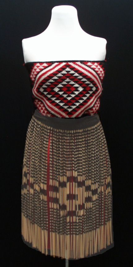 Female NZ Maori kapa haka dress/costume.  I embroidered a very similar Pari (bodice) to this one when my daughter joined an Australian based Kapa Haka group. Traditional Maori Clothing, Kapa Haka Costumes, New Zealand Clothes, New Zealand Traditional Clothing, Maori Traditional Clothing, Maori Outfit, Maori Dress, New Zealand Outfits, Maori Aesthetic