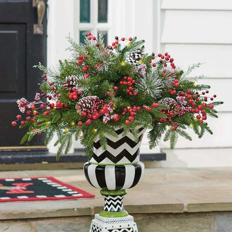 Geometric Black and White Urn with Pine Boughs #Christmas #urns #decorations #decorhomeideas Diy Christmas Urns, Christmas Urns, Decorate Christmas, Christmas Bouquet, Retro Christmas Tree, Cool Christmas Trees, Grandin Road, Christmas Arrangements, Front Porch Christmas Decor