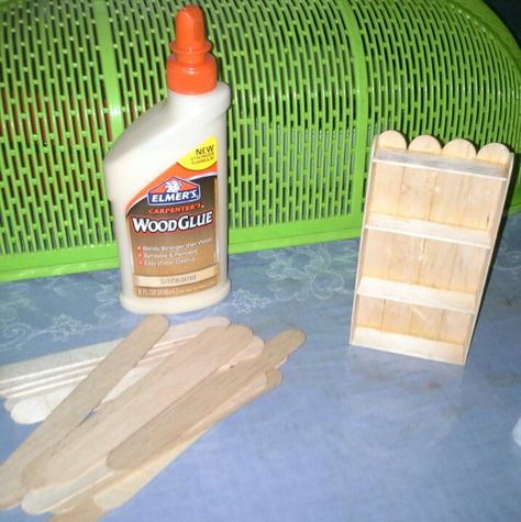 Popsicle sticks + wood glue = mini bookshelf, not a tutorial but the picture shows how. Popsicle Craft, Diorama Project, Bookshelf Diy, Mini Bookshelf, Barbie House Furniture, Sticks Furniture, Fairy Homes, Dollhouse Tutorials, Dollhouse Miniature Tutorials