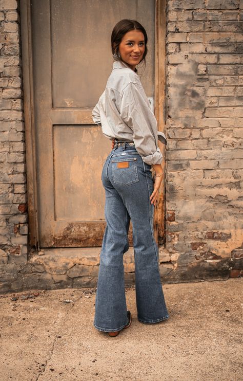 Wrangler Dallas Original Flare – Wiseman’s Western Wrangler Flare Jeans Outfit, Wrangler Flare Jeans, Wrangler Jeans Outfit, Wrangler Aesthetic, Lawman Jeans, Heart Jeans, Short Uggs, Wrangler Pants, Western Boots For Men