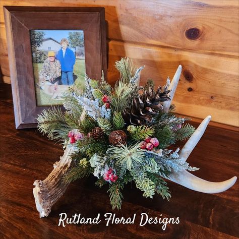 Christmas Deer Antler Decor, Deer Antler Christmas Wreath Diy, Antler Centerpiece Christmas, Antler Flower Arrangement, Crafts With Deer Antlers, Christmas Decor With Antlers, Crafts With Antlers, Wreaths With Antlers, Deer Antler Centerpieces