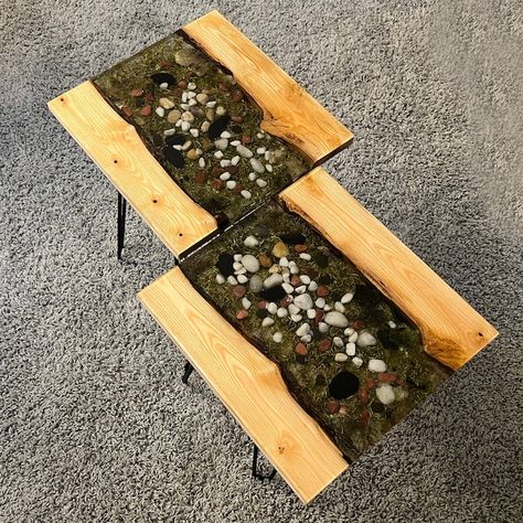 CasterTroy - Etsy.de River Rock Epoxy Table, Resin Rocks, Rocks Decor, Coffee Table Epoxy, Epoxy Tables, Moss Decor, Display Coffee Table, Table Epoxy, Wood Epoxy