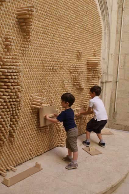 A pinscreen installation in Montpellier, designed by BYME (Fanny Bouchet of Grenoble, France, and Emmanuelle Messier of Geneva). Installation Interactive, Interactive Architecture, Kids Cafe, Kindergarten Design, Interactive Walls, Playground Design, Interactive Installation, Interactive Art, Salou