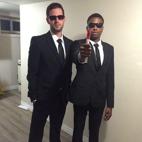 Here are the best last minute Halloween costumes for guys. This Men In Black costume is so easy to recreate Halloween Costumes Guys, Men In Black Costume, Kostuum Halloween, College Halloween Costumes, Duo Costumes, Easy Diy Costumes, Men Party, Duo Halloween Costumes, Diy Kostüm