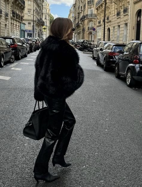 Nyc Fall Style, Black Fur Coat Outfit Street Style, Black Faux Fur Coat Outfits, Paris Autumn Outfit, Black Fur Coat Outfit, Brianna Smith, Fall Party Outfit, Fur Coat Outfits, Faux Fur Coats Outfit