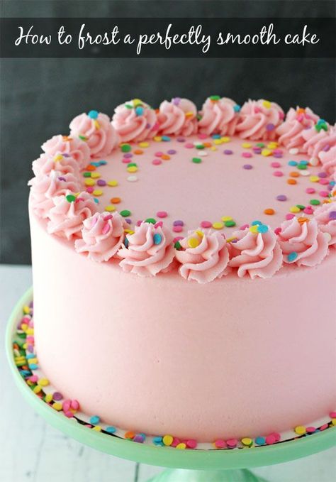 Tutorial - How to frost a perfectly smooth cake with buttercream icing! Images and animated gifs with detailed instructions! Frosted Cake, Cake With Buttercream, Butter Icing, Smooth Cake, Cake Decorating Frosting, Easy Cake Decorating, Buttercream Icing, Cake Icing, Cake Frosting