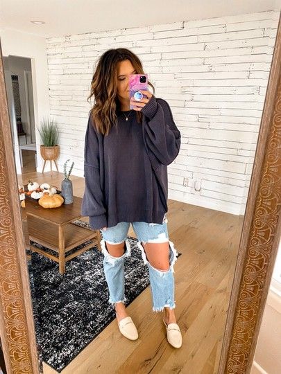 Trendy Casual Outfits Midsize, Mules With Jeans Outfits, Cute Mama Outfits, Cute Mom Fashion, Fall Outfits With Mules, Sweater And Mom Jeans Outfit, Call Mom Outfits, Boho Outfits Jeans, Fall Outfits Mom Jeans