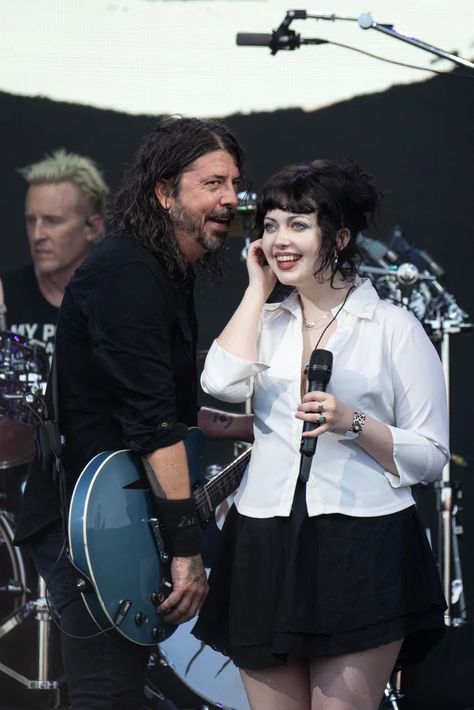 Dave Grohl and Daughter Violet at the 2023 Glastonbury Festival Dave And Violet Grohl, Violet Grohl Hair, Violet Grohl Outfits, Dave Grohl Kids, Dave Grohl Family, Dave Grohl Daughter, Harper Grohl, Violet Grohl, Paranoid Android