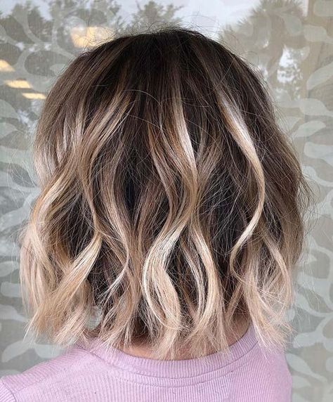 Bayalage On Short Hair Brunettes, Brown Hair Blonde Balayage Short, Balayage Bob Hair Blonde, Short Haïr Cut For Thick Hair, Shirt Hair With Highlights, Texture Bob Haircut, Brown And Blonde Balayage Short Hair, Short Brown Balayage Hair, Baylage Bob