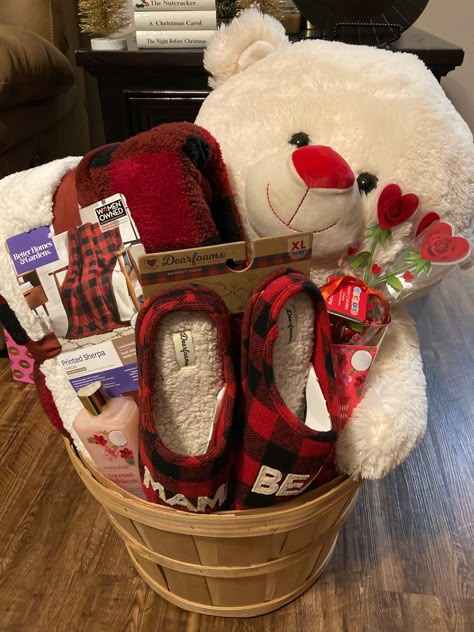 Cute Christmas Baskets For Girlfriend, Gift Baskets For Anniversary, Couple Baskets Gift, Christmas Gift Baskets For Girlfriend, Christmas Basket Ideas For Girlfriend, Boyfriend Christmas Gift Basket, Cute Valentines Day Gifts For Boyfriend Baskets, Gift Basket For Boyfriend Valentines, Bf Christmas Gifts Basket