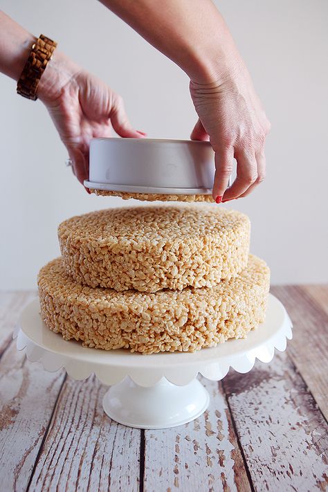 Easter Rice Krispies Treats Cake | Make this awesome cake in about an hour!! Rice Krispie Treats Birthday, Rice Krispie Treats Cake, Easter Rice Krispies, Rice Crispy Cake, Rice Krispie Cakes, Easter Rice Krispie Treats, Rice Krispies Treat, Cake Easter, Cakes To Make