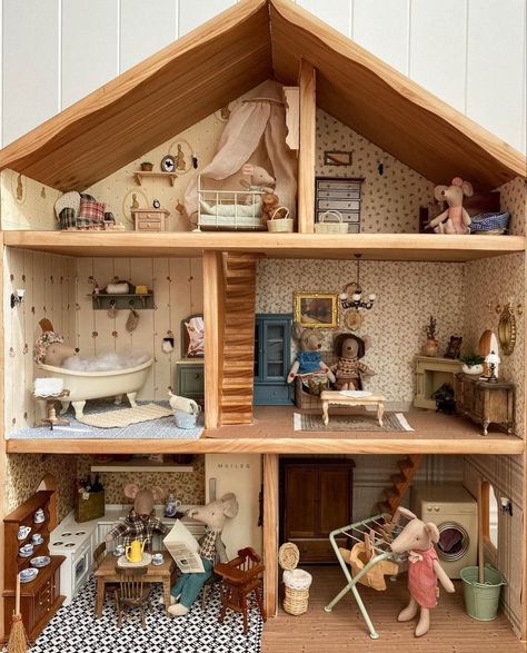 Homemade Dolls House, Maileg House Ideas, Maileg Dolls House, Maileg Mouse House Diy, Diy Dollhouse Dolls, Maileg Mouse Dollhouse, Dolls House Renovation, Maileg Mouse Diy, Diy Mouse House