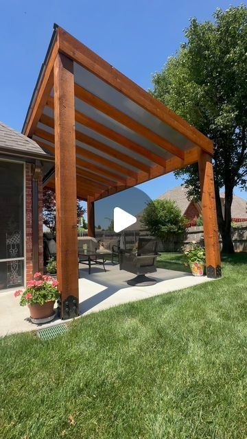 Cover Your Pergola on Instagram: "Incredible SkyPoly Pergola Patio Cover in Edmond, Oklahoma by @expresssunrooms_oklahoma !! This thing is awesome! 8x8 posts. 4x12 headers. 2x8 joists. SkyLift Roof risers.   This SkyPoly pergola is 20x16. Cedar. The stain is ready seal Natural Cedar. Tinted SkyPoly roof on top!!   #pergola #patiocover #pergoladesign #patiodesign #outdoorlivingspace #outdoorlivingroom #backyarddesign" Slanted Pergola, Roofed Pergola, Skypoly Pergola, Patio Pergola Ideas, Covered Pergola Patio, Modern Pergola Designs, Edmond Oklahoma, Modern Pergola, Backyard Gazebo