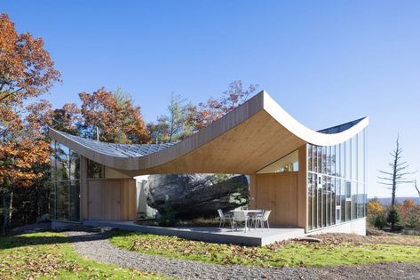 Step Inside a New York House Built Around a Boulder | Architectural Digest Christian Wassmann, Sunken Lounge, Boulder House, I House, New York House, House New York, Steven Holl, Eco Architecture, Red Cottage