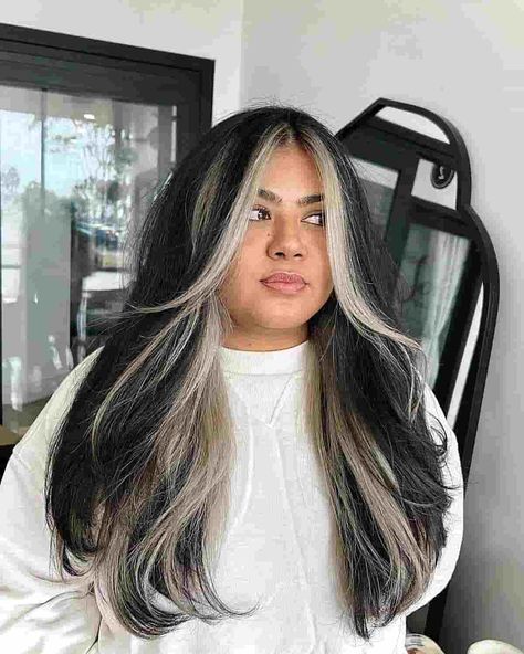 Rambut Brunette, Platinum Blonde Hair Color, Brunette Hair With Highlights, Money Piece, Black Hair With Highlights, Long Layered Haircuts, Edgy Hair, Chic Hairstyles, Platinum Blonde Hair