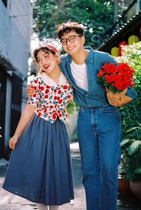 Vintage-themed photoshoot. Credit to Bách Liên. 80s Couples, Mode Retro, Couple Fits, Pre Wedding Photoshoot Outdoor, Couple Poses Reference, Vintage Couples, Pre Wedding Poses, People Poses, Photoshoot Themes