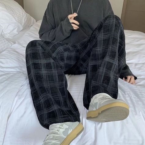 Look Hip Hop, Soft Boy Outfits, Hip Hop Trousers, Streetwear Sweatpants, Streetwear Spring, Black And White Pants, Moda Streetwear, Soft Boy, Streetwear Mode