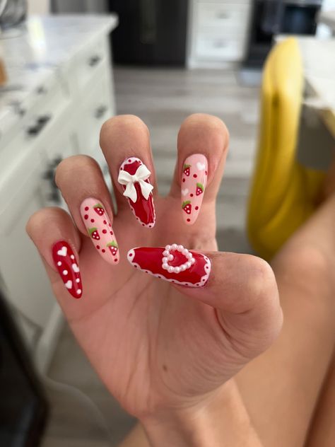 Valentines Day Nails Strawberry, Extravagant Valentines Day Nails, Strawberry Valentines Nails, Sanrio Valentines Nails, Cute Nails Strawberry, Red Pink White Nails, Strawberry Nails Aesthetic, Kawaii Valentines Nails, Valentines Nails With Charms