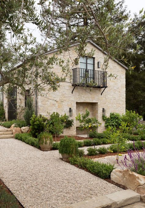 William Hefner, Mediterranean Landscape Design, Mediterranean Landscaping, Gravel Garden, Casa Exterior, Mediterranean Garden, Stone House, California Homes, Maine House