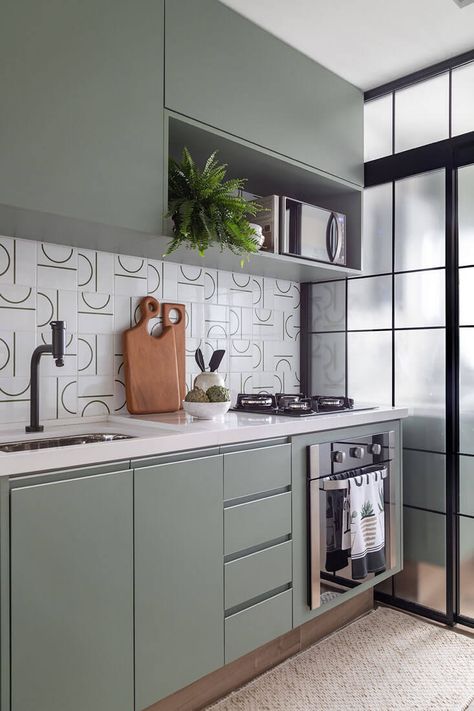 Modern kitchen backsplash ideas quartz countertops Mid Century Modern Kitchen Design, Modern Kitchen Backsplash, Simple Kitchen Design, Kitchen Pantry Design, Kitchen Design Plans, Kitchen Interior Design Modern, Kitchen Cabinets Makeover, Simple Kitchen, Kitchen Room Design