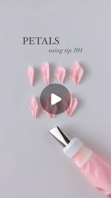 Flower Petal Piping Tips, Pipping Flower Cake Designs, Nozzles For Piping Flowers, Easy Buttercream Flowers Tutorial, How To Pipe Frosting, How To Pipe Flowers On Cake, Piping Flowers On Cake, Piping Flowers Tutorial, How To Pipe Flowers