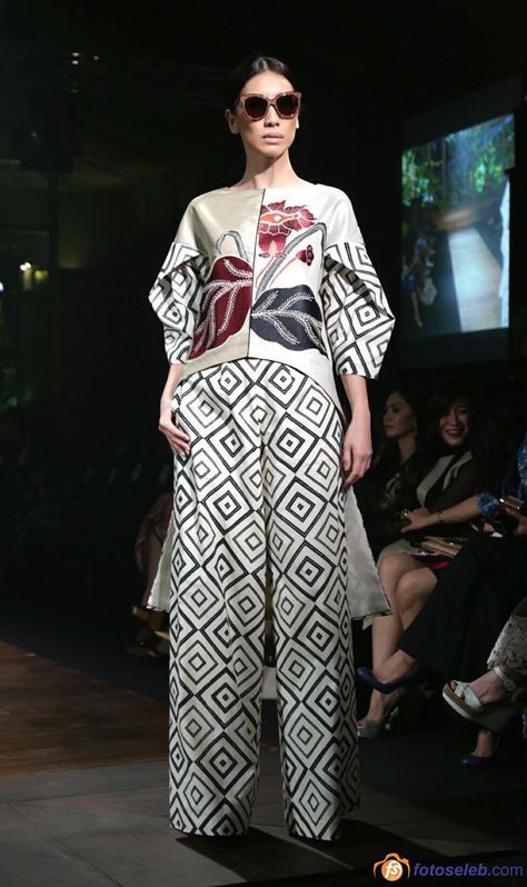 Batik Dress Modern, Batik Clothing, Jakarta Fashion Week, Batik Tenun, Batik Kebaya, Blouse Batik, Batik Design, Batik Fashion, Batik Dress