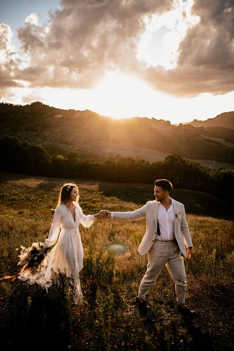 Take a virtual trip to this outdoor wedding in Italy with dried flowers and an epic family-style reception table! Summer Golden Hour, Vineyard Photography, Traveling To Italy, Summer Wedding Attire, Wedding Fotos, Summer In Italy, Wedding Photoshoot Props, Pre Wedding Photoshoot Outdoor, Mountain Engagement Session