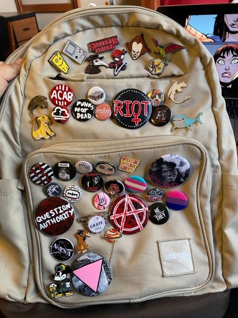 Cool Pins For Backpacks Diy, How To Make A Pin For Your Backpack, Badges On Backpacks, Bookbag Pins Aesthetic, Alt Backpack For School, Patches On Backpack Diy, Decorated Backpack Diy, How To Draw Backpack, Diy Pins Aesthetic