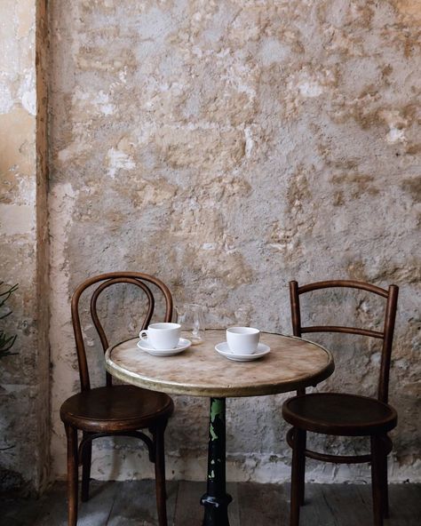 Coffee Shop Paris, Parisian Coffee Shop, Stone Wall Backdrop, Paris Coffee Shop, Coffee Shop Tables, Rustic Cafe, Outdoor Seating Area, Coffee Shop Aesthetic, Parisian Cafe