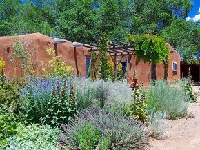 This garden is perfect for the Sante Fe Adobe Home Santa Fe Landscaping Ideas, Canyon Road Santa Fe, New Mexico Landscaping, New Mexico Garden, Southwest Landscaping, Southwestern Homes, Adobe Houses, Adobe Architecture, Adobe Homes