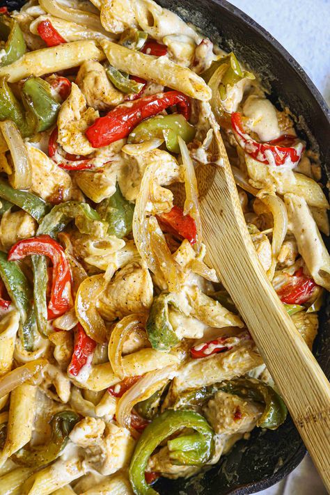 Amazing Chicken Fajita Pasta Fajita Pasta Recipe, Chicken Fajita Salad, Fajita Pasta, Chicken Peppers, Chicken Fajita Pasta, Chicken Fajita Casserole, Amazing Chicken, Cuban Food, Dried Food