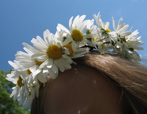 How to make a Marguerite Crown; Im sure Margaret (Billie-my Nana)&Mary, madeplenty of daisy crowns, too! Flower Crown Tutorial, Daisy Crown, Tangled Birthday Party, Work Photos, Crown Aesthetic, Outdoor Fun For Kids, Rowan Tree, Going Natural, Beltane