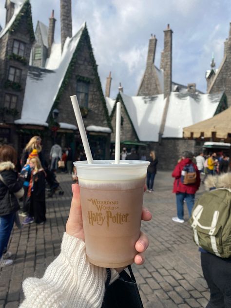 universal studios hollywood harry potter world butterbeer Hogwarts Universal Studios, Universal Studios Food, Harry Potter World Universal, Harry Potter Orlando, Universal Studios Orlando Trip, Universal Hollywood, Universal Studios Outfit, Butter Beer, Los Angeles Aesthetic