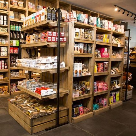 Rustic Displays for Grocery Stores and farm shops. Minimalist Grocery Store, Health Food Store Aesthetic, Small Grocery Store Design Interior, Grocery Store Display Ideas, Organic Store Design, Unique Grocery Store, Corner Store Aesthetic, Small Shop Layout, Small Grocery Store Design