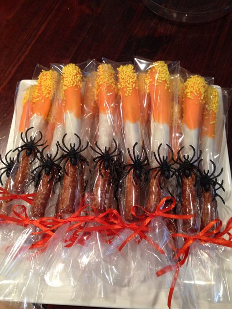 Candy Corn chocolate dipped pretzel rods. Pretzel Dipped, Fun Halloween Party Food, Food For Party, Chocolate Dipped Pretzel Rods, Halloween Backen, Halloween Pretzels, Dipped Pretzel Rods, Dessert Halloween, Postres Halloween