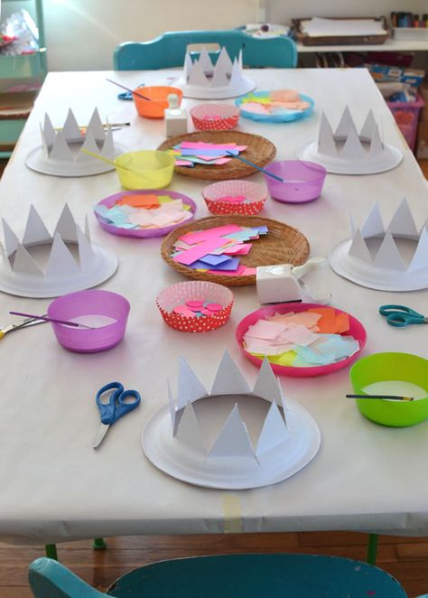 Maluchy Montessori, Crown Crafts, Paper Crowns, Toddler Art, Paper Plates Party, Art Party, Party Activities, Preschool Art, Craft Activities For Kids