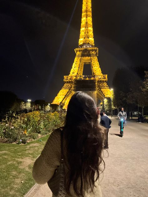 Eifell Tower Aesthetic, Outfit Inspo High School, Brunette Girl Aesthetic, Paris Core, Paris Trip Outfits, Eiffel Tower Model, Paris Instagram Pictures, Girl In Paris, Tower Models