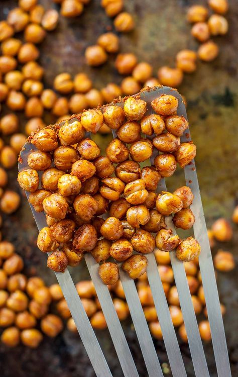 Chickpea Recipes Dinner, Chickpeas Roasted, Crispy Chickpeas, Chickpea Recipes, Vegetarian Snacks, Reduce Cholesterol, Roasted Chickpeas, Vegetarian Options, Veggie Dishes