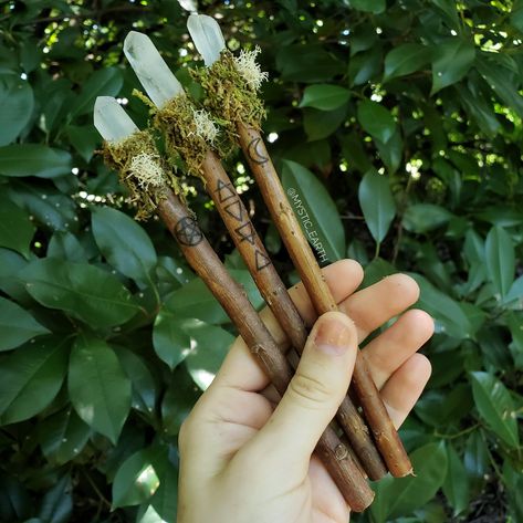 Wood Burned Crystal Willow Wands: Clear or Smoky Quartz – Mystic Earth Witch Broom Ideas, Diy Wand Wicca, Witch Wand Diy, Apothecary Crafts, Crystal Staff, Witch Wands, Wand Ideas, Moss Quartz, Wicca Wand