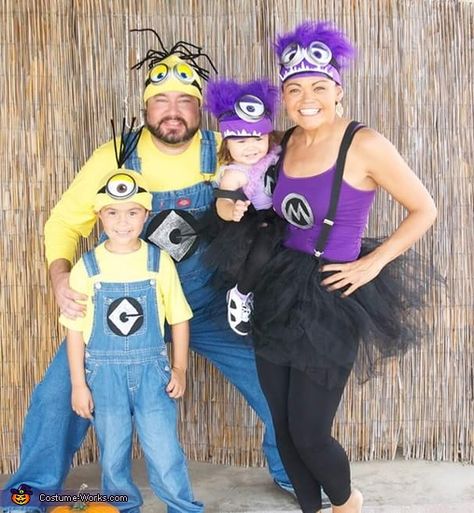 Niecee: Mom: Niecee Daughter: Skylar Both are the purple minions. Used puffy paint and black felt for the M emblem. Made the eyes from Mason jar lids, felt and puffy paint.... Evil Minion Costume, Purple Minion Costume, Minions Costume, Diy Minion Costume, Despicable Me Costume, Homemade Minion Costumes, Family Costumes Diy, Purple Minion, Minion Costume