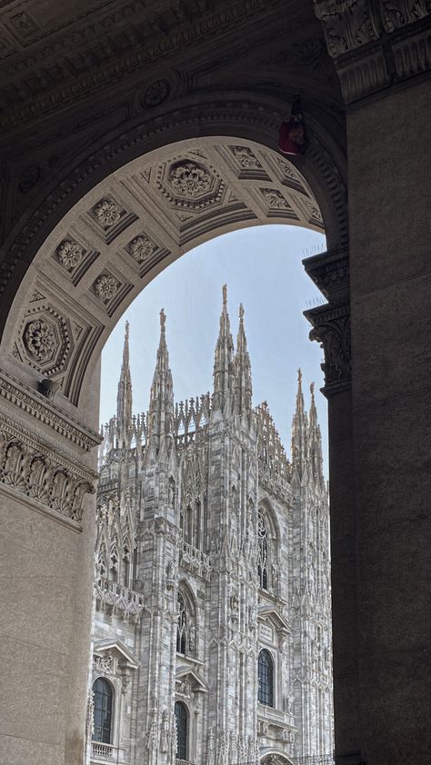 duomo di milano - italian architecture - milano city Flamboyant Gothic, Italian Gothic, Italian Architecture, Vertical Lines, Decorative Elements, Fashion App, Architecture Photography, Sneak Peek, Architecture Design