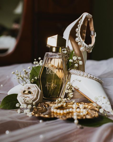 Intimate & Classy Bridal Details Flatlay | Gorgeous bridal detail shot with pearl-adorned white heels, shimmering gold perfume bottle, wedding rings, and timeless pearl jewelry laid on a delicate veil. Book Katarina as your Philadelphia wedding photographer at katarinacelinephotography.com! Perfume Wedding Picture, Flatlay Wedding Details, Details Flatlay, Detail Shots Wedding, Flatlay Ideas, Gold Perfume, Wedding Portrait Poses, Details Photography, Bridal Details